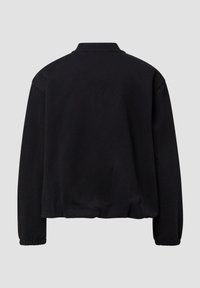 Czarny pulower z kołnierzem, elastycznymi mankietami i luźnym krojem. Wykonany z miękkiego, gładkiego materiału, z prostym, jednolitym kolorem.