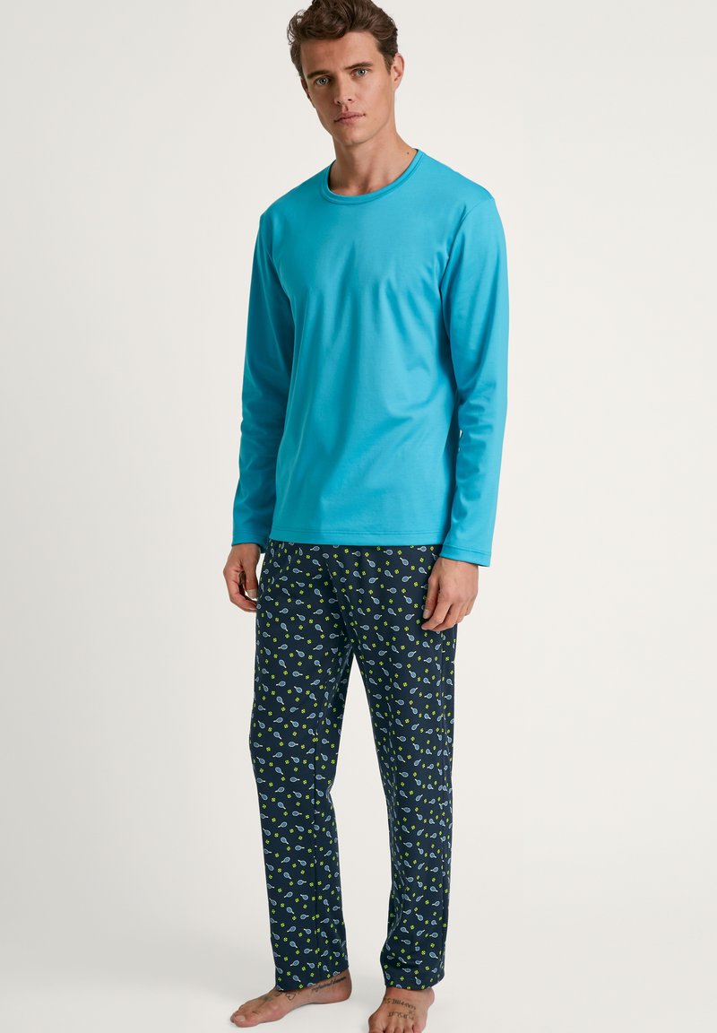 Herren Schlafanzugset mit einem türkisfarbenen Langarmoberteil und navyblauen Hosen mit grünen Blattmustern, aus weichem, atmungsaktivem Stoff gefertigt.