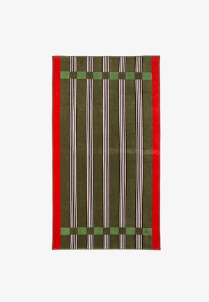 Rechteckiges Handtuch mit vertikalen weißen und braunen Streifen, grünen karierten Bändern nahe oben und unten sowie roten Rändern an den Seiten.