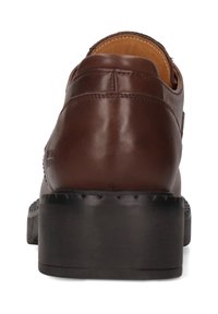 Scarpa in pelle marrone con punta rotonda, texture liscia e una robusta suola in gomma nera con un leggero tacco e dettagli seghettati.
