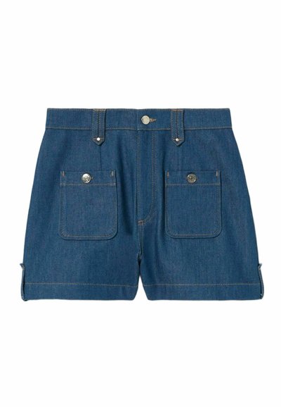 Pantalones cortos de mezclilla en azul oscuro, con dos bolsillos traseros con herrajes plateados, costuras en contraste y dobladillos enrollados.