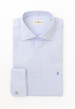 Camisa de vestir de rayas azul claro hecha de algodón, con un cuello clásico, botones blancos y un logo bordado en el puño.