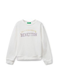 Sudadera blanca de cuello redondo con puños y dobladillo de canalé, que presenta el texto "BACK TO THE NEW GENERATION BENETTON" en amarillo y púrpura en el frente.