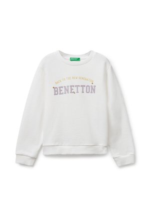 Sweatshirt bianco con collo rotondo, polsini e orlo a costine, che presenta la scritta "BACK TO THE NEW GENERATION BENETTON" in giallo e viola sul davanti.