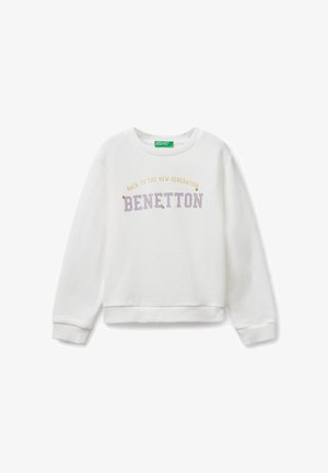 Sweatshirt bianco con collo rotondo, polsini e orlo a costine, che presenta la scritta "BACK TO THE NEW GENERATION BENETTON" in giallo e viola sul davanti.