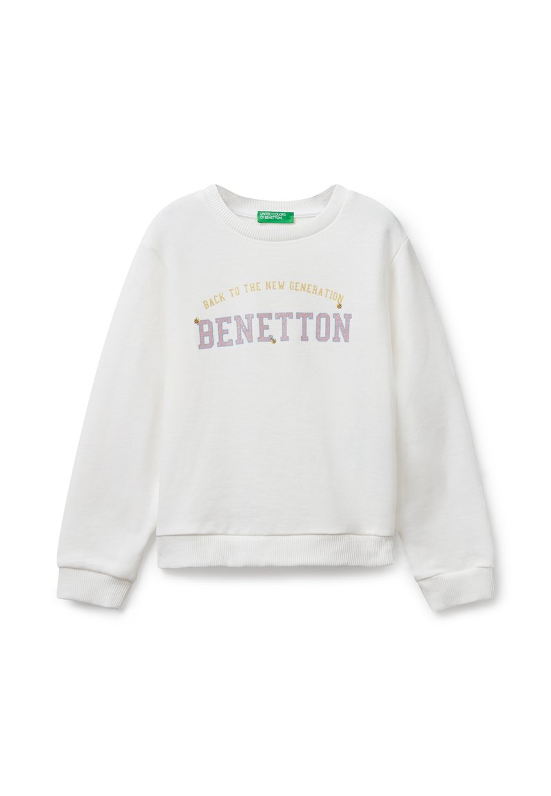 Sudadera blanca de cuello redondo con puños y dobladillo de canalé, que presenta el texto "BACK TO THE NEW GENERATION BENETTON" en amarillo y púrpura en el frente.