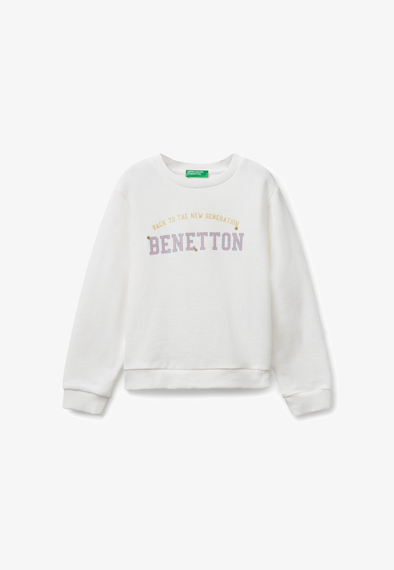 Sudadera blanca de cuello redondo con puños y dobladillo de canalé, que presenta el texto "BACK TO THE NEW GENERATION BENETTON" en amarillo y púrpura en el frente.