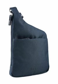 Borsa a tracolla in tessuto blu scuro con un design curvo, dotata di una tasca frontale con zip e un logo nell'angolo in basso a destra.