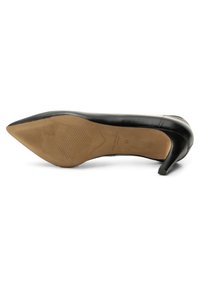 Scarpa nera in pelle con tacco alto e punta affusolata, caratterizzata da un tacco sottile e una suola in gomma testurizzata. Taglia 37 segnato all'interno.