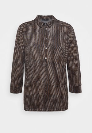 Chemise à manches longues boutonnée avec un motif abstrait à pois marron et noir et un col pointu.