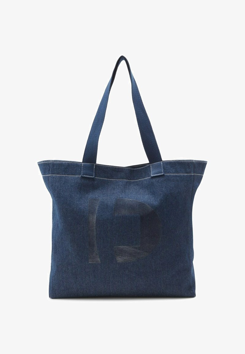 Sac fourre-tout en jean avec deux longues poignées. Il présente un grand graphique discret à l'avant. Fini avec des détails de couture contrastants.
