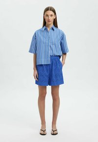 Selected Femme HØJTALJEDE  BRODERIE ANGLAISE - Short - dazzling blue