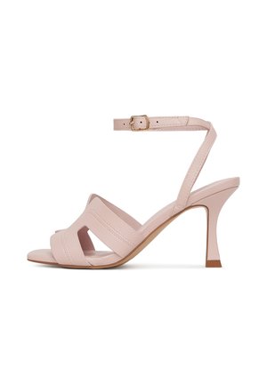 Sandalias de tacón rosa con acabado en cuero texturizado, que cuentan con dos tiras diagonales, una correa estrecha ajustable en el tobillo y un tacón cónico.