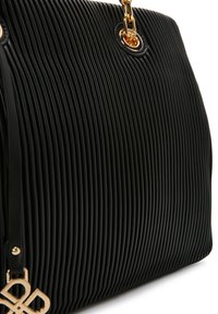 Borsa nera con pieghe verticali, dettagli in metallo dorato e un logo di design attaccato. Realizzata in materiale strutturato, presenta una forma rigida.