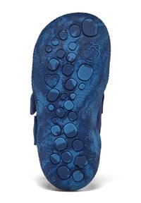 Semelle de chaussure d'enfant bleue avec des points texturés en relief, en forme de cœur, d'étoile et un motif de visage de singe souriant pour l'adhérence.