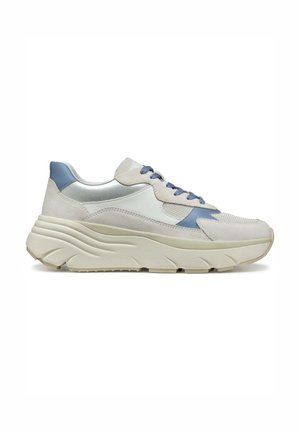 Sneaker grigio chiaro e blu caratterizzato da una combinazione di texture lisce e scamosciate, con una suola spessa e scolpita e dettagli delle lacci a contrasto.