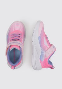 Zapatillas deportivas ligeras en rosa y azul. Presentan una parte superior de malla con un patrón a rayas, correa de velcro y suela de goma.