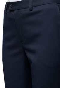 Granatowe, dopasowane spodnie wykonane z gładkiego materiału, z pojedynczym zapięciem na guzik i płaskim przodem, z bocznymi kieszeniami dla praktyczności.