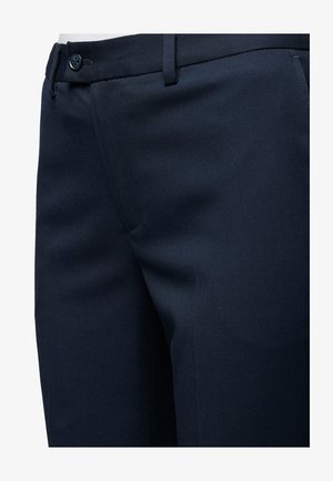 Granatowe, dopasowane spodnie wykonane z gładkiego materiału, z pojedynczym zapięciem na guzik i płaskim przodem, z bocznymi kieszeniami dla praktyczności.