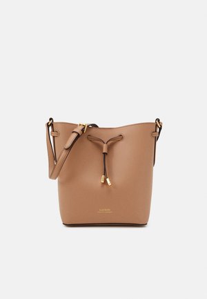Worek Lauren Ralph Lauren z brązowej skóry z regulowanym paskiem i zamknięciem na sznurek na jednolitym tle.