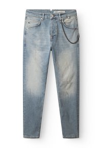 Blugi din denim albastru deschis cu un finisaj decolorat, cinci buzunare, un accesoriu cu lanț pe talie și ușoare deteriorări pe material.