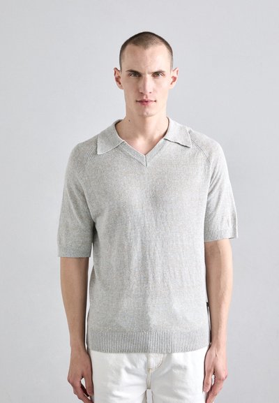 Hellgrauer kurzärmeliger Strickpullover mit V-Ausschnitt und flachem Kragen. Mit geripptem Saum und leicht strukturiertem Stoff.