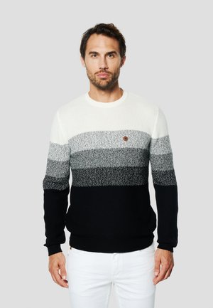 Suéter de punto con rayas horizontales en blanco, gris y negro. Puños y dobladillo acanalados, con un detalle de logo marrón en el pecho.