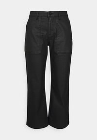 Pantalones de pierna ancha negros, elaborados con tejido suave, que cuentan con un cierre frontal de botón, dos bolsillos delanteros y un diseño limpio y clásico.