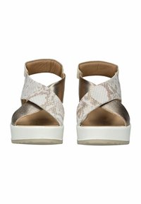 Sandały s křížovými popruhy kombinující hladký metalický zlatý materiál a texturovanou hadí potisk. Bílé platformové podrážky s neutrální základní barvou.