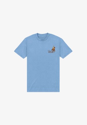 Maglietta azzurro chiaro con una piccola grafica di una persona che cavalca un cavallo marrone e la scritta "Edgar Degas" sul petto a sinistra.