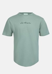 Camiseta de manga corta verde claro hecha de algodón, con dobladillo curvado y bordado en negro de "Los Ángeles" en la parte delantera.