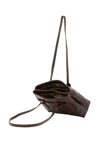 Borsa a tracolla in pelle marrone con una lunga tracolla, apertura superiore che rivela due scomparti, texture liscia e fodera interna con motivo.