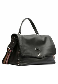 Borsa in pelle nera con chiusura a ribalta, accessori in argento e tracolla a righe. Presenta dettagli decorativi con borchie sui lati.