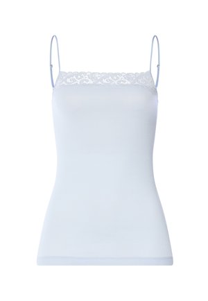 Jasnoniebieska koszulka na cienkich regulowanych ramiączkach, z koronkową lamówką przy dekolcie i gładkim, dopasowanym gorsetem.