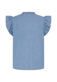 Hellblaue Jeansbluse mit gerafften kurzen Ärmeln und einem gerafften Ausschnitt, Rückansicht auf weißem Hintergrund.