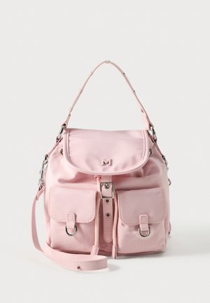 Hellrosa Handtasche mit oberem Griff, verstellbarem Schulterriemen, Frontklappe, zwei Fronttaschen mit Schnallen und zentralem Schnallenverschluss.