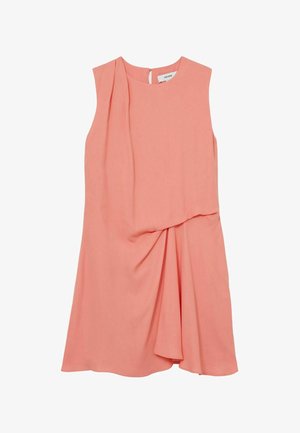 Bezrukávové broskyňové šaty s drapovaným dizajnom, zdobené skladmi a asymetrickým lemom. Vyrobené z ľahkej tkaniny. Uzatváranie na zadnej strane s kľúčovou dierkou.