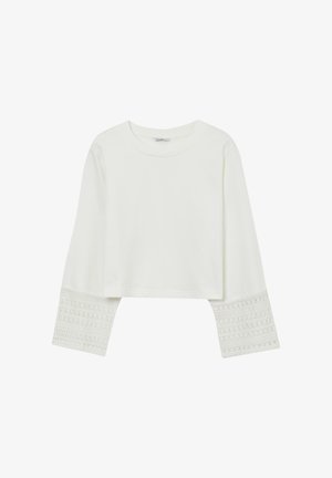 Weißes, kurzes Langarmshirt mit strukturiertem Spitze-Detail an den Ärmeln. Weicher Stoff, runder Ausschnitt, lockere Passform und keine sichtbaren Verschlüsse.