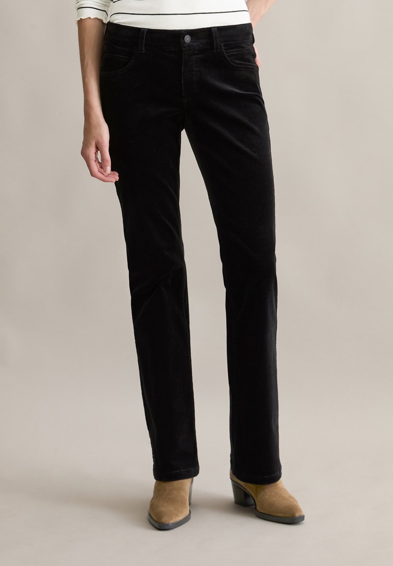 Zwarte corduroy broek met een rechte pijp, voorzien van een achterzak en een knoopsluiting. De stof heeft een zachte textuur.