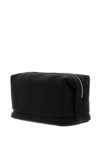 Trousse de maquillage en cuir noir avec une surface texturée, de forme rectangulaire, et une fermeture éclair argentée. Comprend une poignée latérale pour un transport facile.