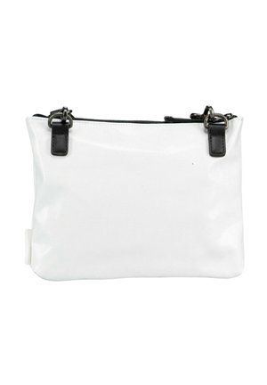 Pochette rectangulaire blanche avec fermeture éclair noire et deux attaches en cuir noir sur fond blanc.