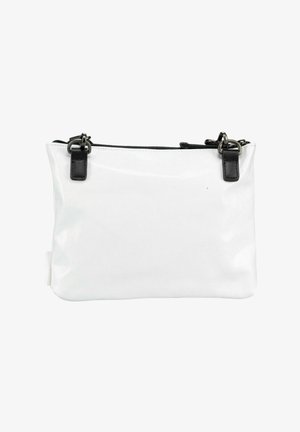 Pochette rectangulaire blanche avec fermeture éclair noire et deux attaches en cuir noir sur fond blanc.