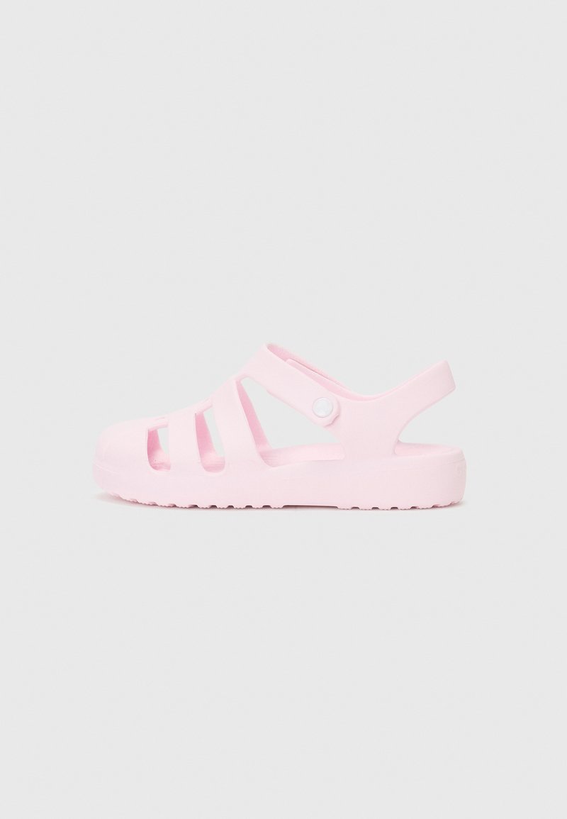 Ροζ πλαστικές σαγιονάρες με ανοιχτό σχέδιο, που διαθέτουν πλάγιες κοπές, υψωμένη πλάτη και υφασμάτινη σόλα για πρόσφυση.