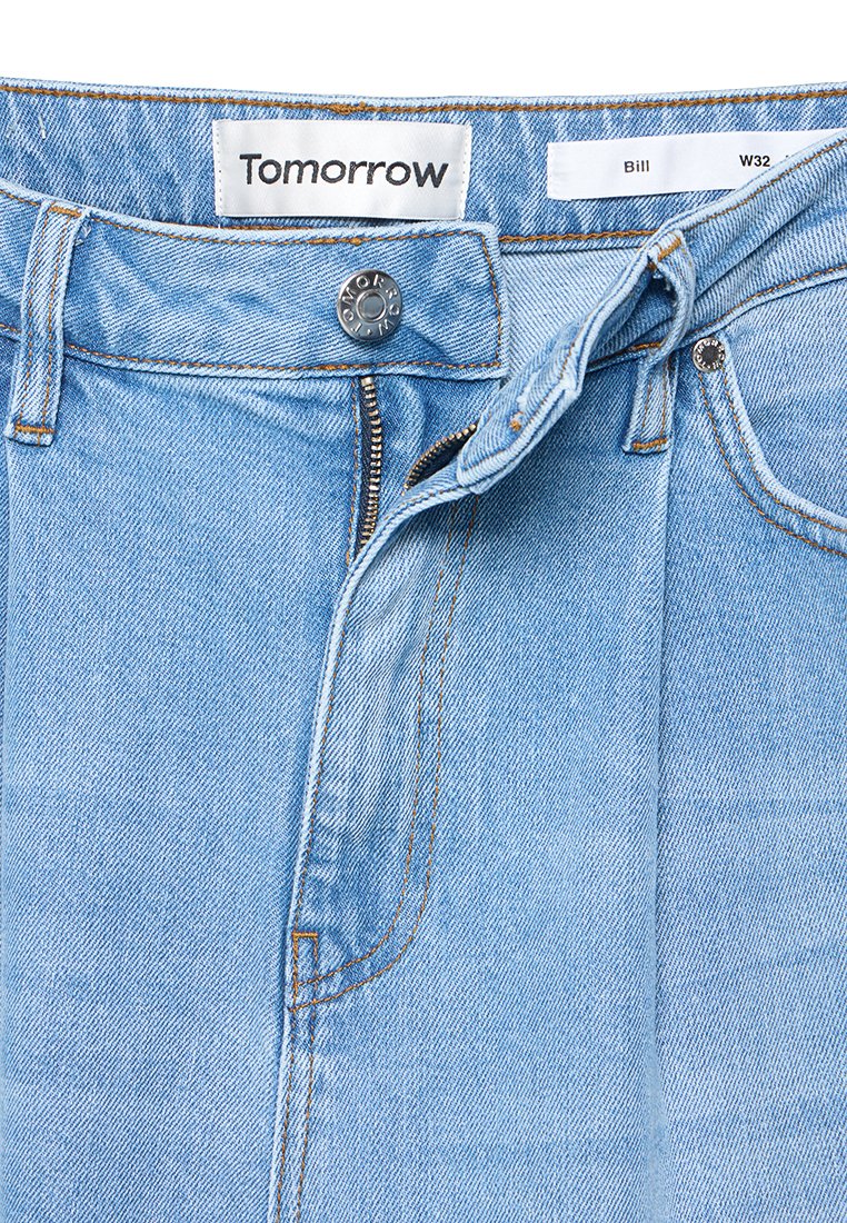 Lichtblauwe denim jeans met een rits- en knoopsluiting. Kenmerken zijn een rechte snit, een design met vijf zakken en merktekens aan de binnenkant.