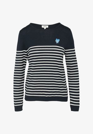 Sweter w czerwono-białe paski z okrągłym dekoltem, długimi rękawami i małym niebieskim serduszkiem na lewej piersi. Miękka, dziana tkanina.