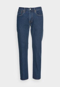 Jeans de mezclilla rectos de color azul oscuro con botón delantero, cremallera y diseño de cinco bolsillos sobre un fondo blanco liso.