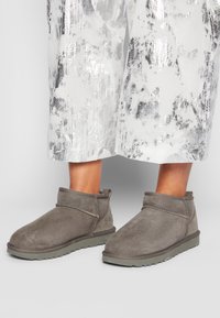 CLASSIC ULTRA MINI - Boots à talons - grey