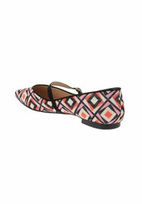 Zapato plano con punta afilada, con un colorido patrón geométrico en rosa, negro y blanco, correa negra en el tobillo y tacón bajo.