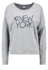Felpa grigia chiara con maniche lunghe e scollatura rotonda, con la scritta nera "NEW YORK" accompagnata da una piccola grafica a forma di cuore sul fronte.