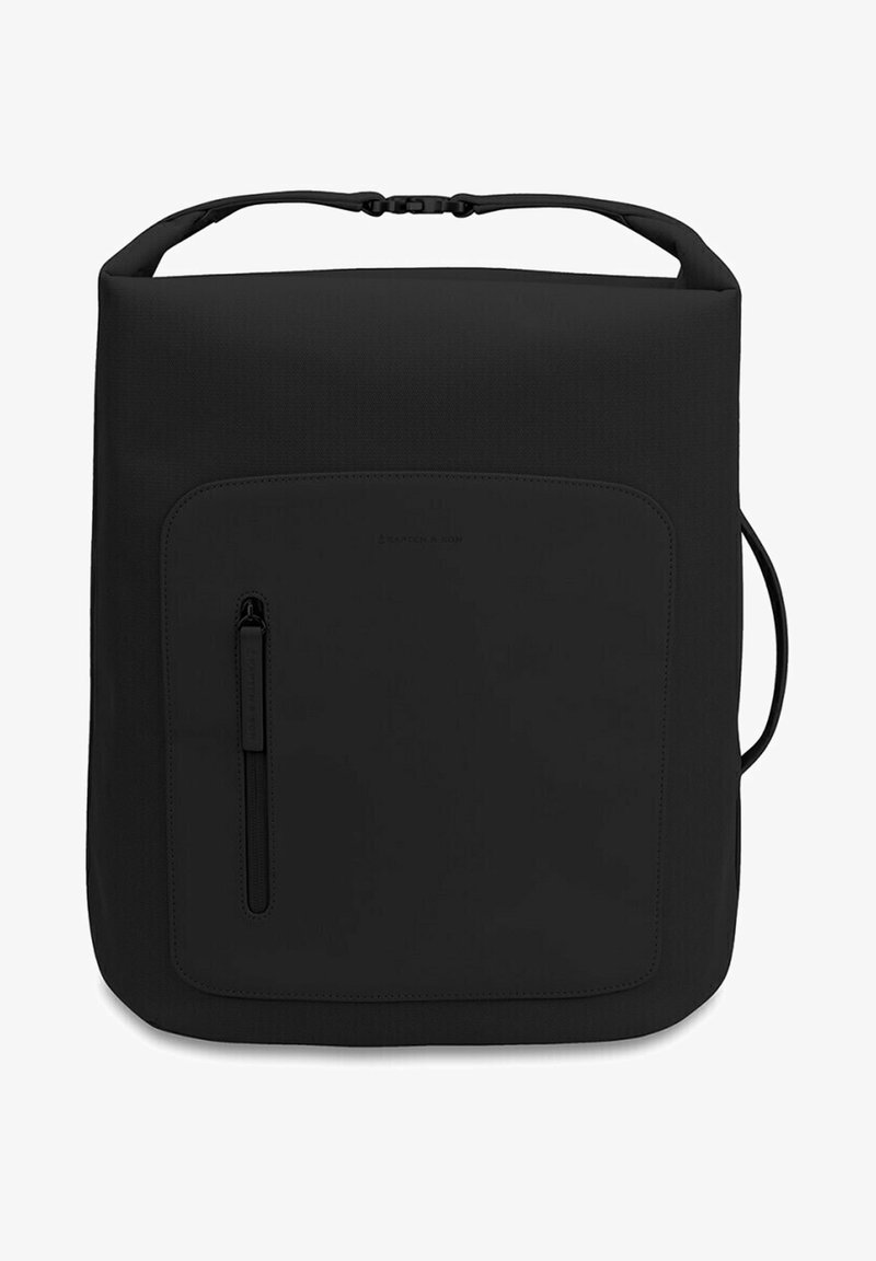 Černý obdélníkový batoh vyrobený z hladkého materiálu. Má přední kapsu na zip a nastavitelné ramenní popruhy. Minimalistický design bez viditelného loga.